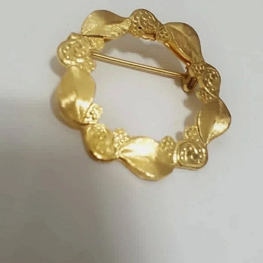 4/20 Christmas Round Wreath Gold Tone Brooch Pin Jewelry 🌴